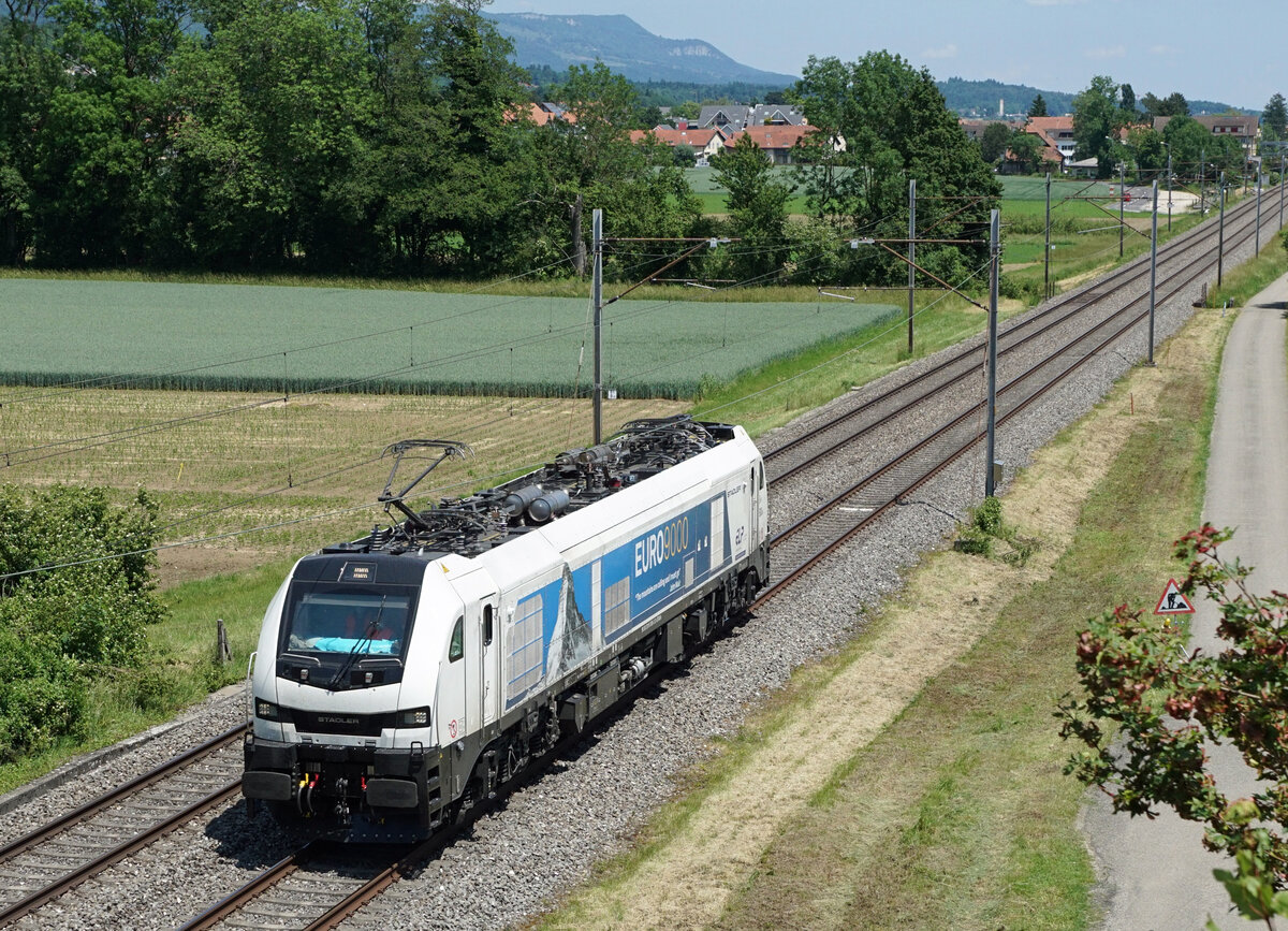 Euro 9000 in der Schweiz.
Die Euro 9000 2019 300 auf Testfahrt zwischen Solothurn-HB und Grenchen Süd am 11. Juni 2021.
Foto: Walter Ruetsch