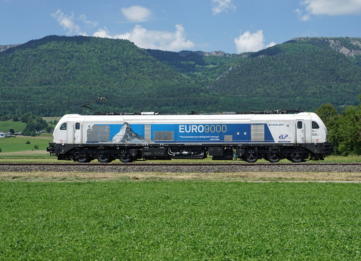 Euro 9000 in der Schweiz.
Die Euro 9000 2019 300 auf Testfahrt zwischen Solothurn-HB und Grenchen Süd am 11. Juni 2021.
Foto: Walter Ruetsch