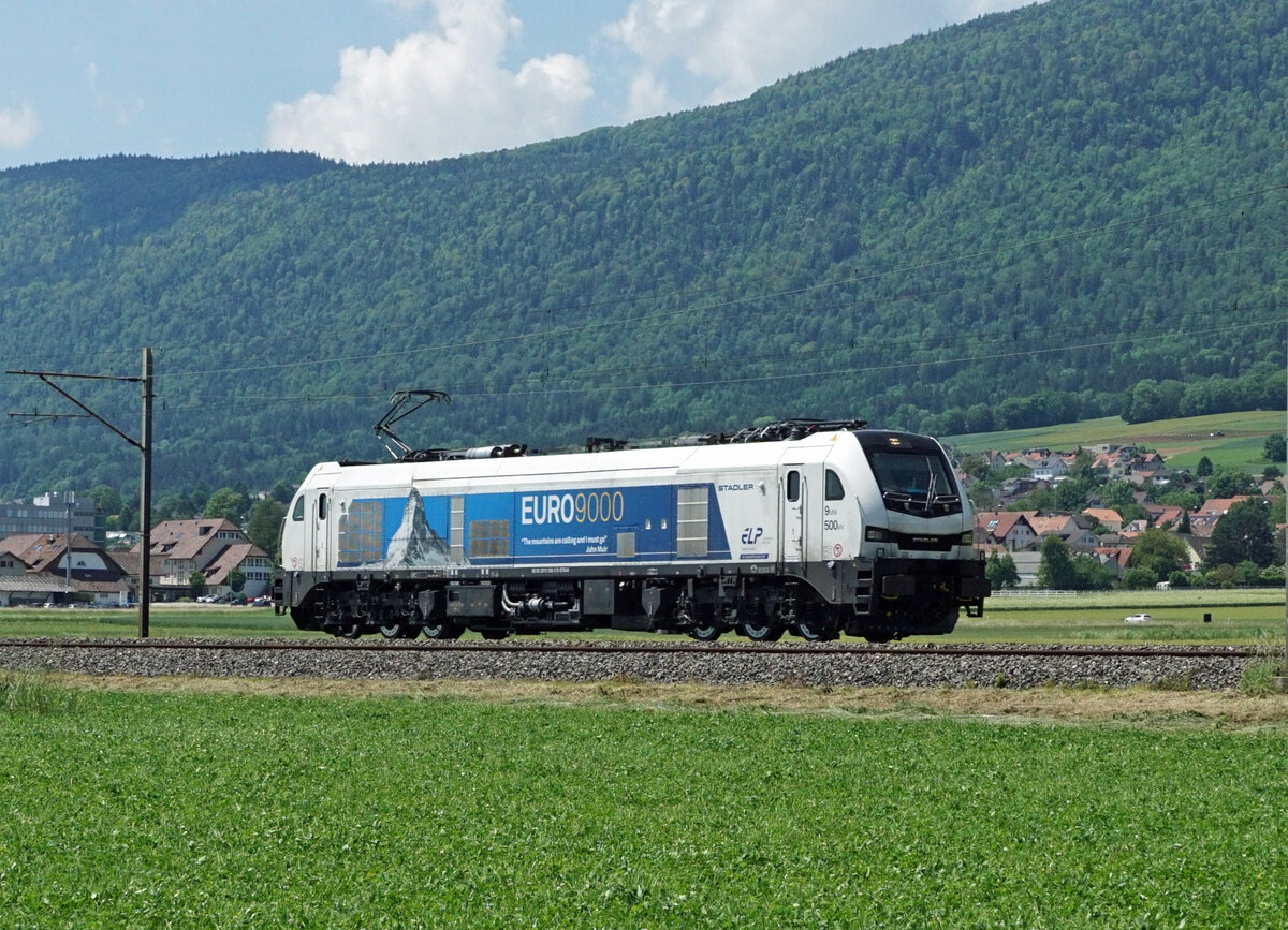 Euro 9000 in der Schweiz.
Die Euro 9000 2019 300 auf Testfahrt zwischen Solothurn-HB und Grenchen Süd am 11. Juni 2021.
Foto: Walter Ruetsch