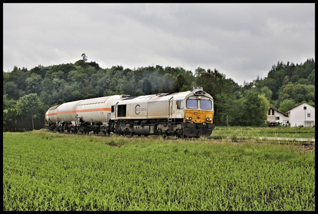 Euro Cargo Rail 247045-8 hat hier am 24.05.2022 um 15.16 Uhr gerade den Bahnhof Tüßling verlassen und macht sich auf den Weg nach Burghausen.