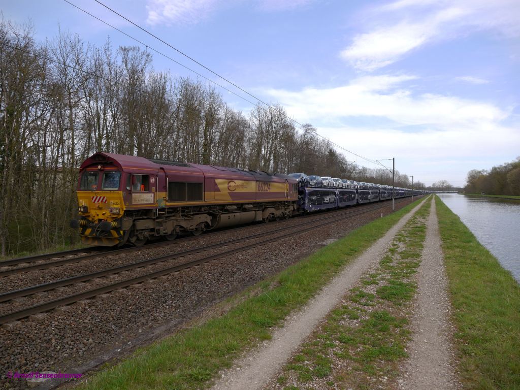 Euro-Cargo-Rail ECR 66224 mit einem Autotransport mit neuen Citroen-Autos unterwegs nach Westen.
 

2013-04-15 Steinbourg am Rhein-Marne-Kanal