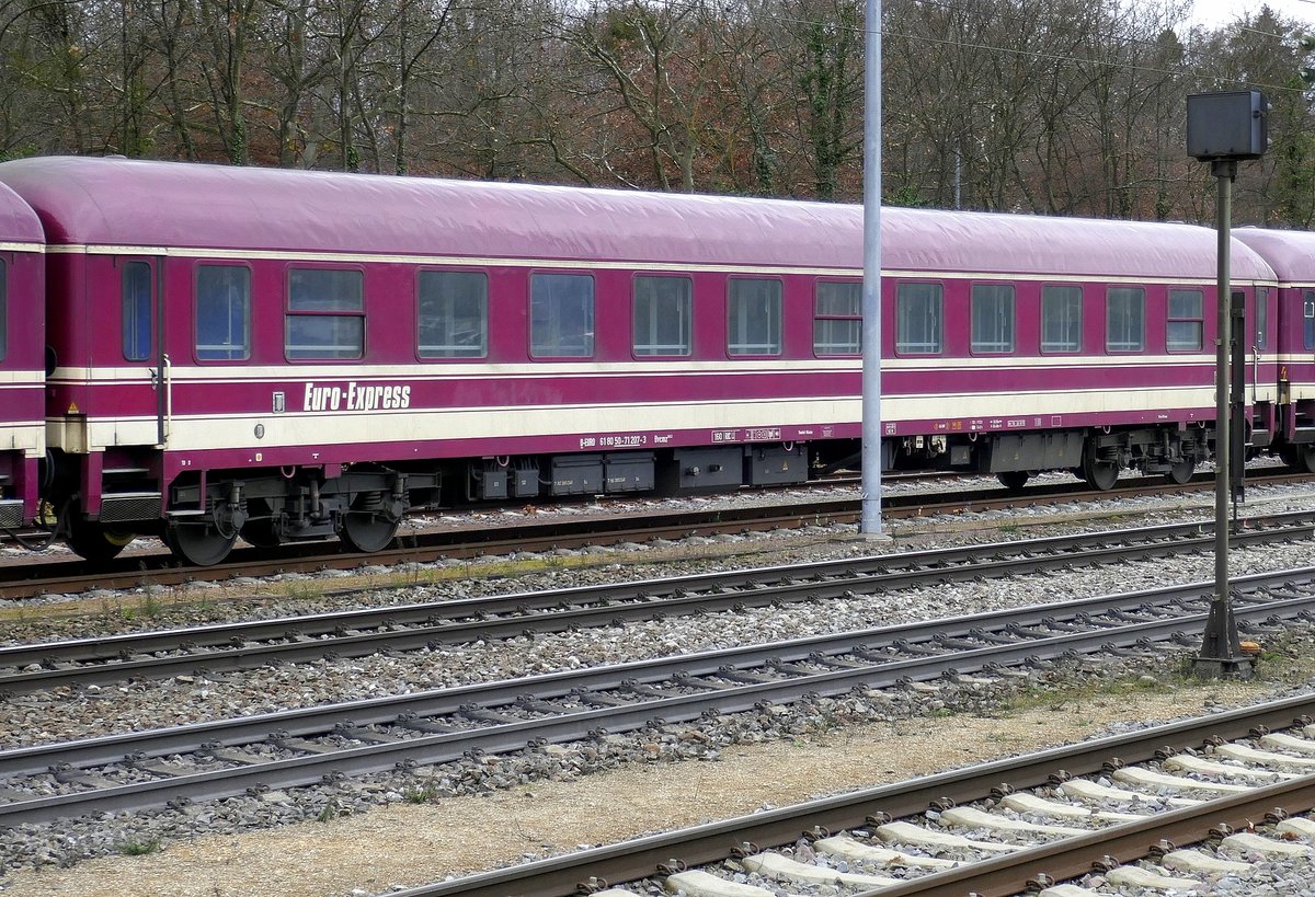 Euro-Express, der einzige Personenwagen dieses Zuges mit Beschriftung  Euro-Express , die Euro-Express Sonderzüge GmbH&Co.KG in Münster/Westfalen gehört zu den größten privaten Reisezugunternehmen in Europa, Dez.2020