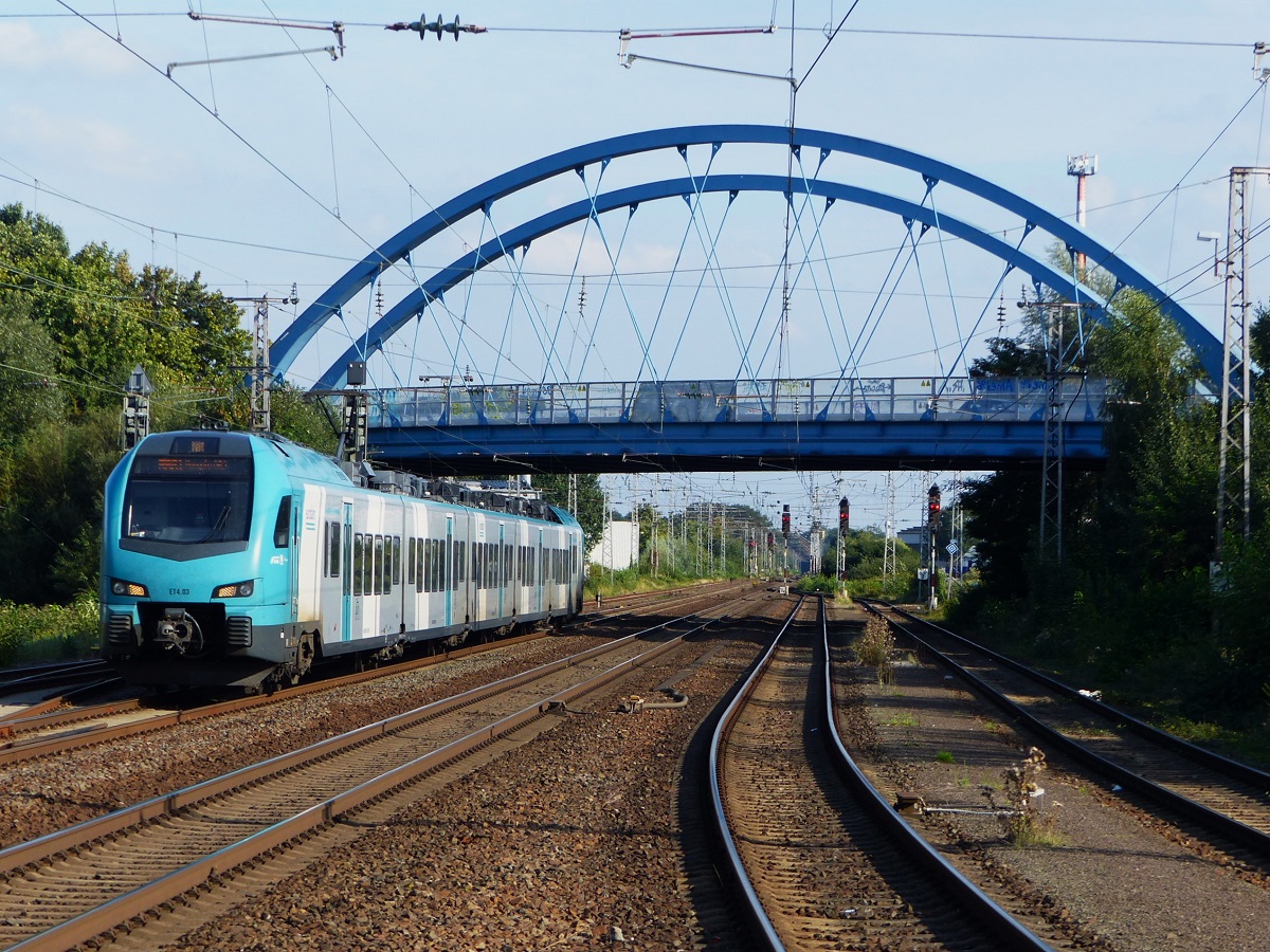EuroBahn ET 4.03 als RB61 Bielefeld - Hengelo in Salzbergen, 22.08.2023. Aufgenommen vom Ende des Bahnsteigs.