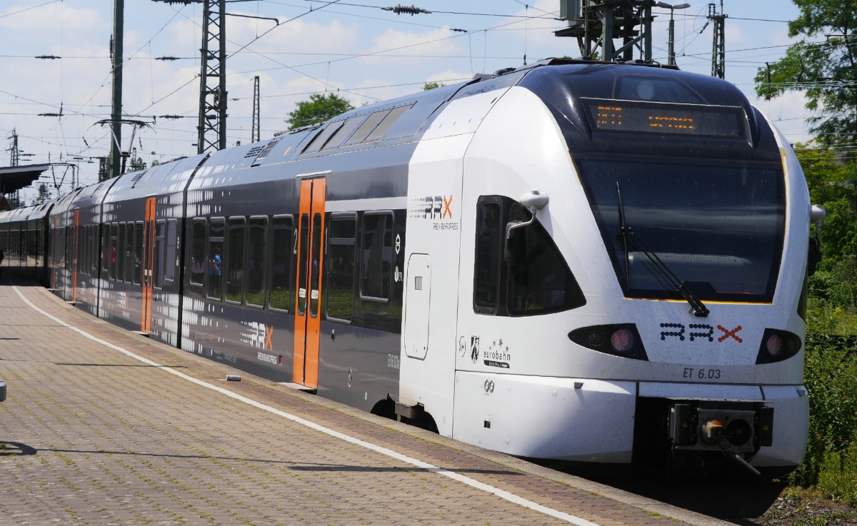 Eurobahn-ET 6.03 (428127), immer noch als RRX, in Neuss Hbf. Vorn ET 7.03. Trotz der Zielbeschilderung  Venlo  fuhr der RE 13 am Tag 4 nach dem Unwetter (13.6.14)nur bis Mönchengladbach.
