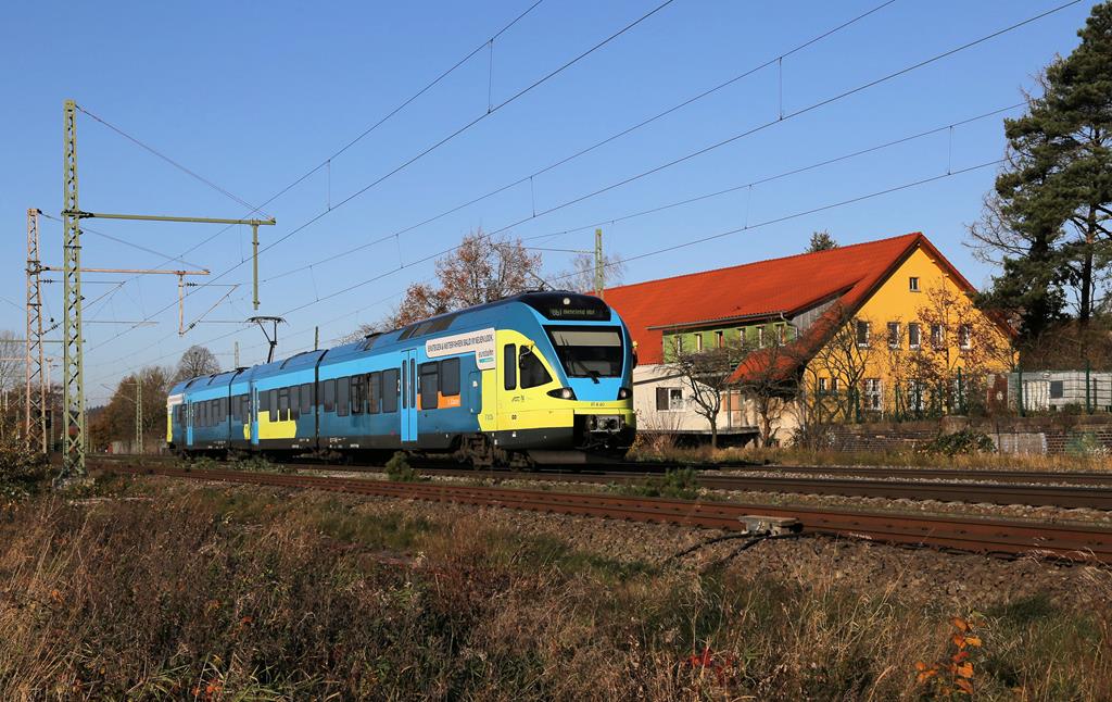Eurobahn ET 6.03 nach Bielefeld fährt hier am 23.11.2020 um 10.53 Uhr in Wissingen ein.