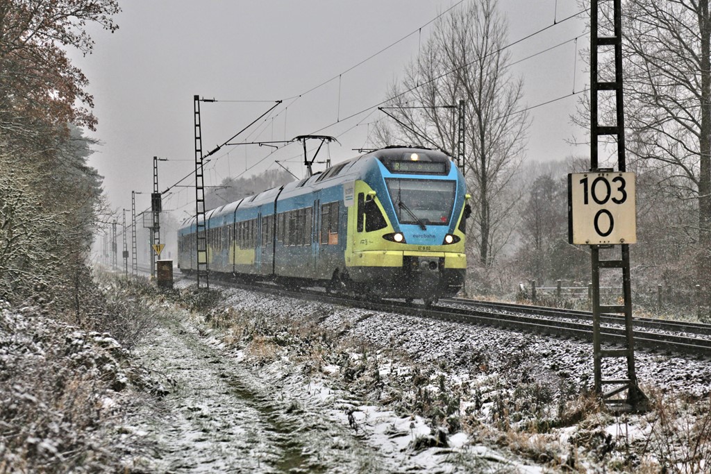 Eurobahn ET 9.02 hat hier am 6.1.2023 um 9.22 Uhr den Lengericher Tunnel hinter sich gelassen und ist bei Streckenkilomter 103 kurz vor dem Haltepunkt Natrup-Hagen mit Ziel Osnabrück unterwegs.