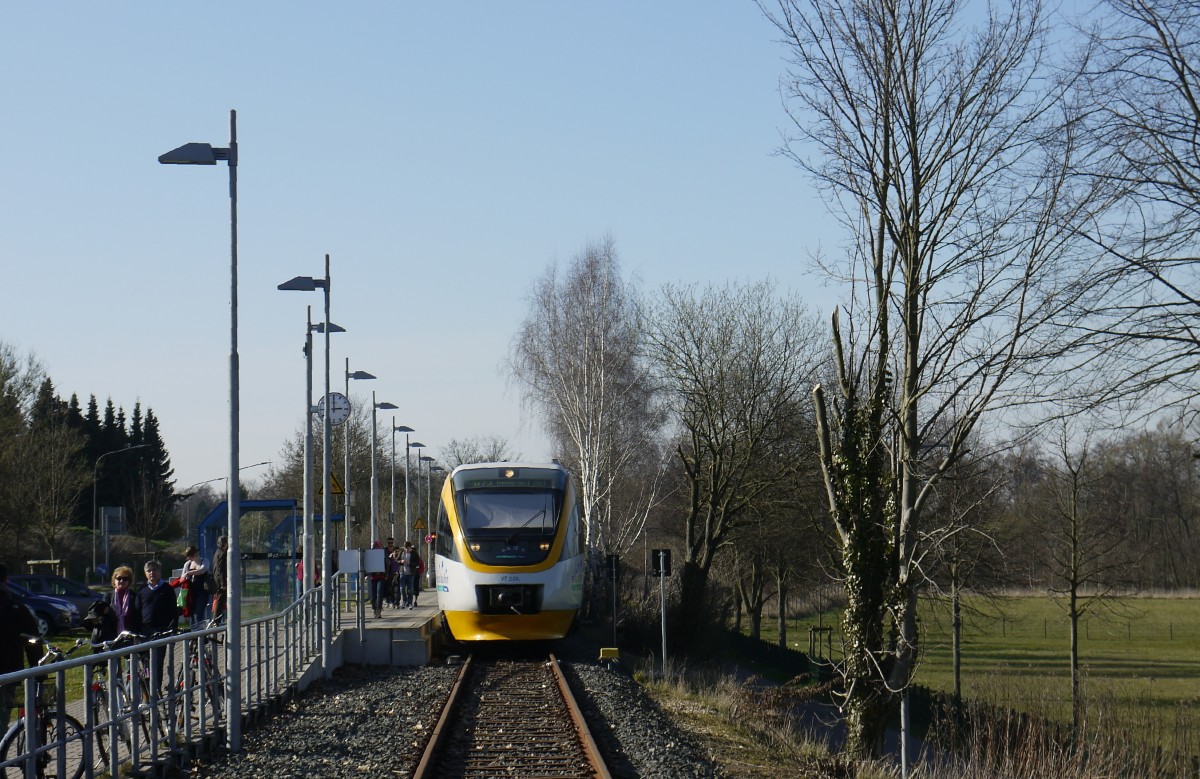 Eurobahn-VT 2.04 (643 104) am Streckenende der RB 73 bei Lemgo-Lüttfeld, 13.3.14.