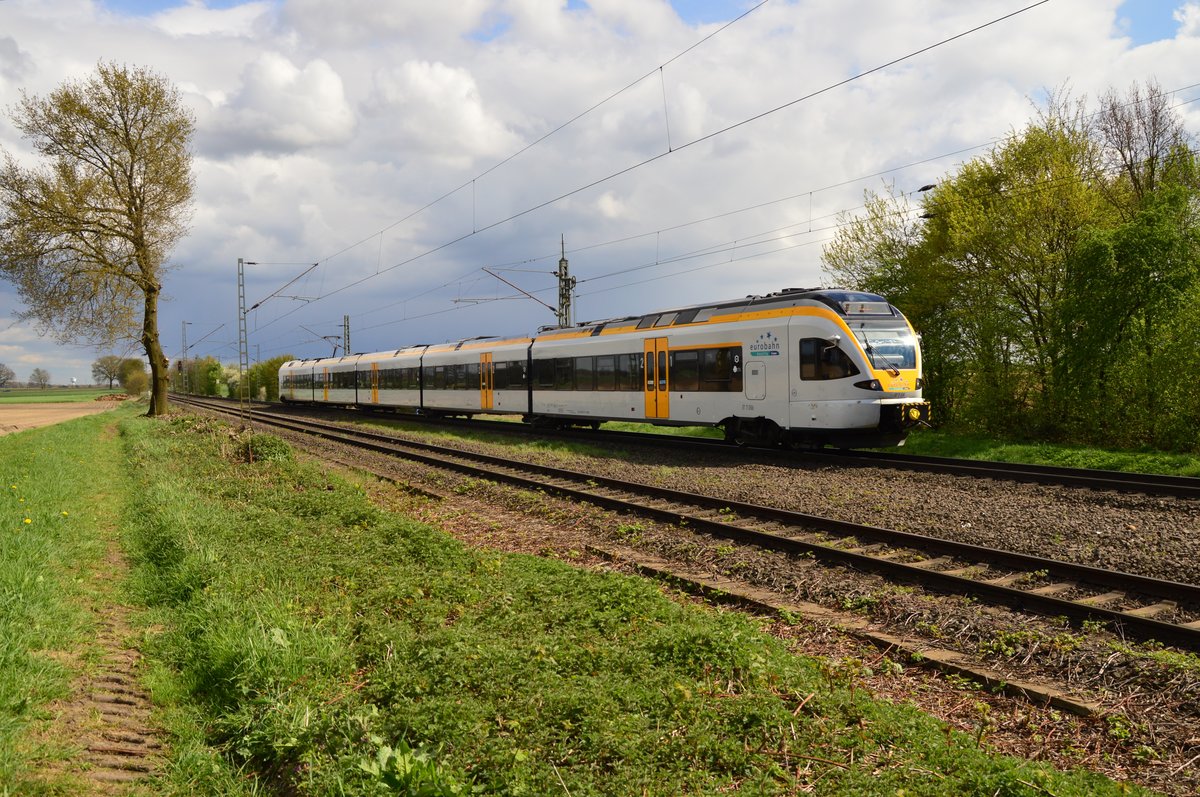 Eurobahntriebwagen ET 7.06 als RE 13 nach Venlo fahrend in Boisheim. 17.4.2016