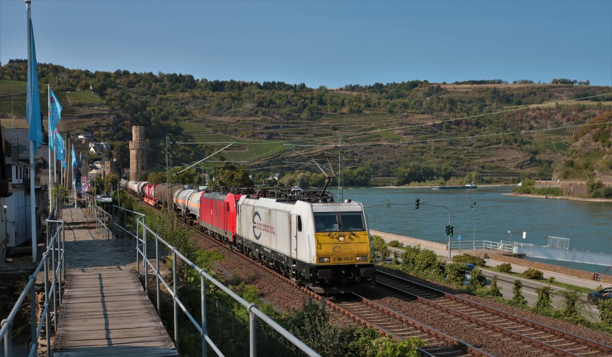 EuroCargoRail 186 174-9 und DB Cargo 186 340-6 mit Tankwagen in Oberwesel (Rheintal) am 12.09.20 