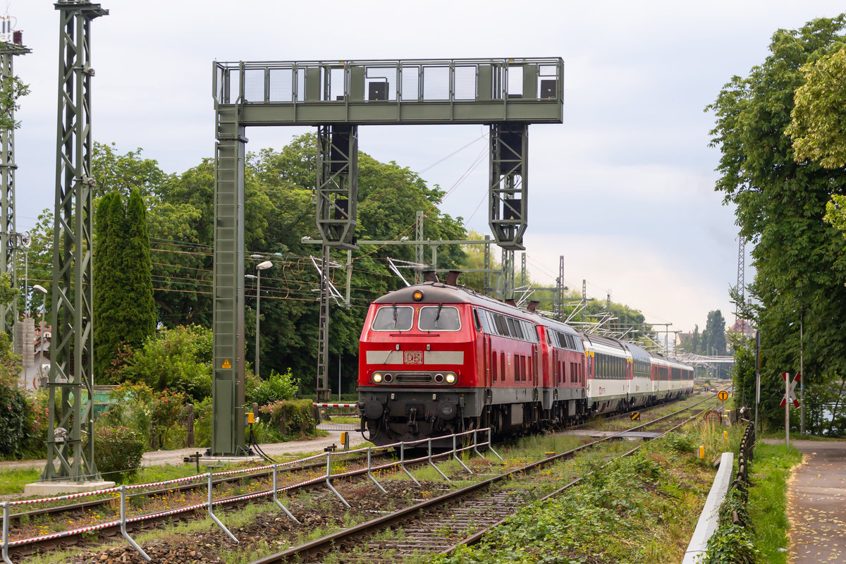 Eurocity 191 überquert den Bahnübergang am Bahndamm Lindau. Nun mit neuer Signalbrücke und ersten Strommasten. 26.6.20
