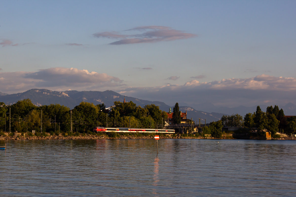 EuroCity 197 auf dem Bahndamm Lindau. Es war die letzte Gelegenheit diesen Zug bei Tageslicht zu fotografieren. 18.7.20