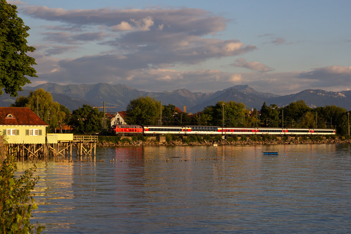 EuroCity 197 auf dem Bahndamm Lindau. Es war die letzte Gelegenheit diesen Zug bei Tageslicht zu fotografieren. 18.7.20