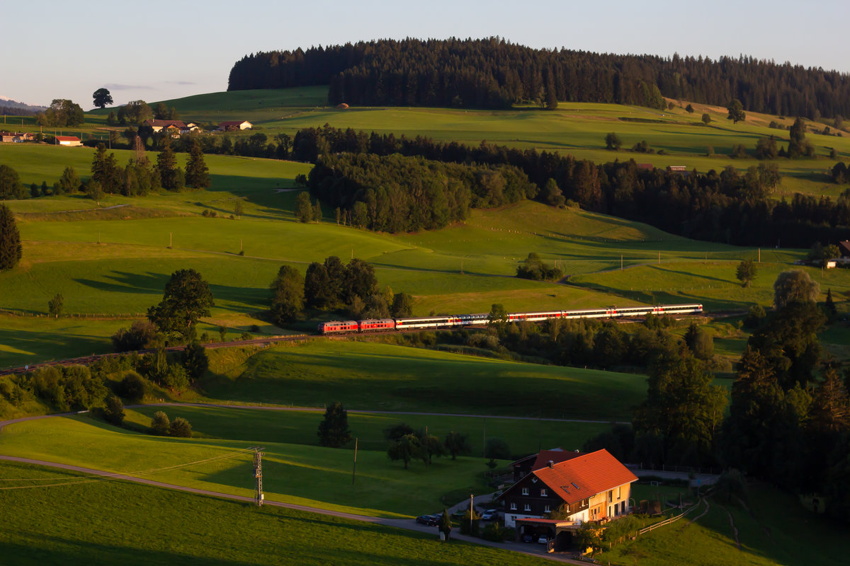 EuroCity 197 im letzten Juli Abendlicht bei Heimhofen. 12.7.20