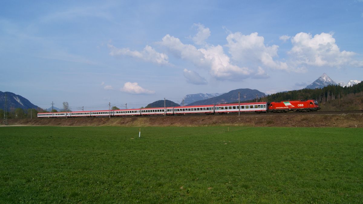 Eurocity 83 war am 02.04.2017, gezogen von einer unbekannte 1216, unterwegs von München über Innsbruck und den Brenner nach Verona. Hier wurde der Zug bei Kirchbichl vor der Kulisse des Wilden Kaisers abgelichtet.
