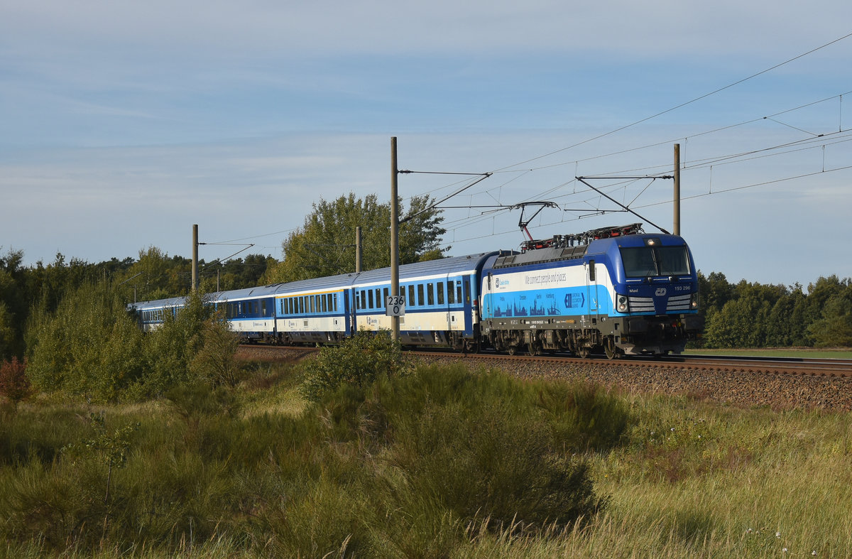 EuroCity auf dem Weg in Richtung Schwerin, mit dem Vectron 193 296-1 in Front. 3km östlich von Büchen, 08.10.2018.