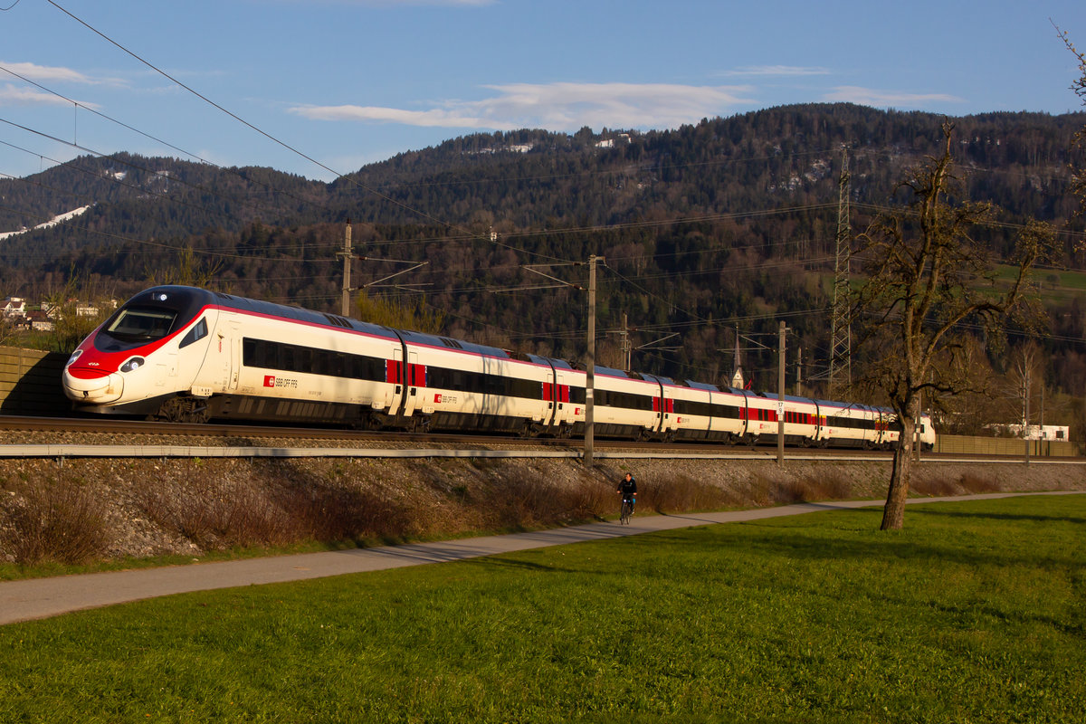 EuroCity EC 197 derzeit auf Umleitung von Feldkirch nach Bregenz aufgrund von Bauarbeiten in Lauterach/Hard. Rabe 503 013, 9.4.21 bei Schwarzach.