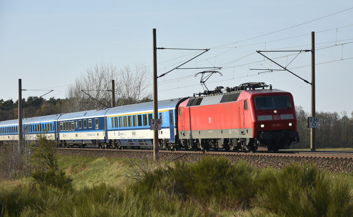 Eurocity kommend aus Hamburg, dieses mal mit der 120 115-1 in Front. 19.04.2018, 3km östlich von Büchen.