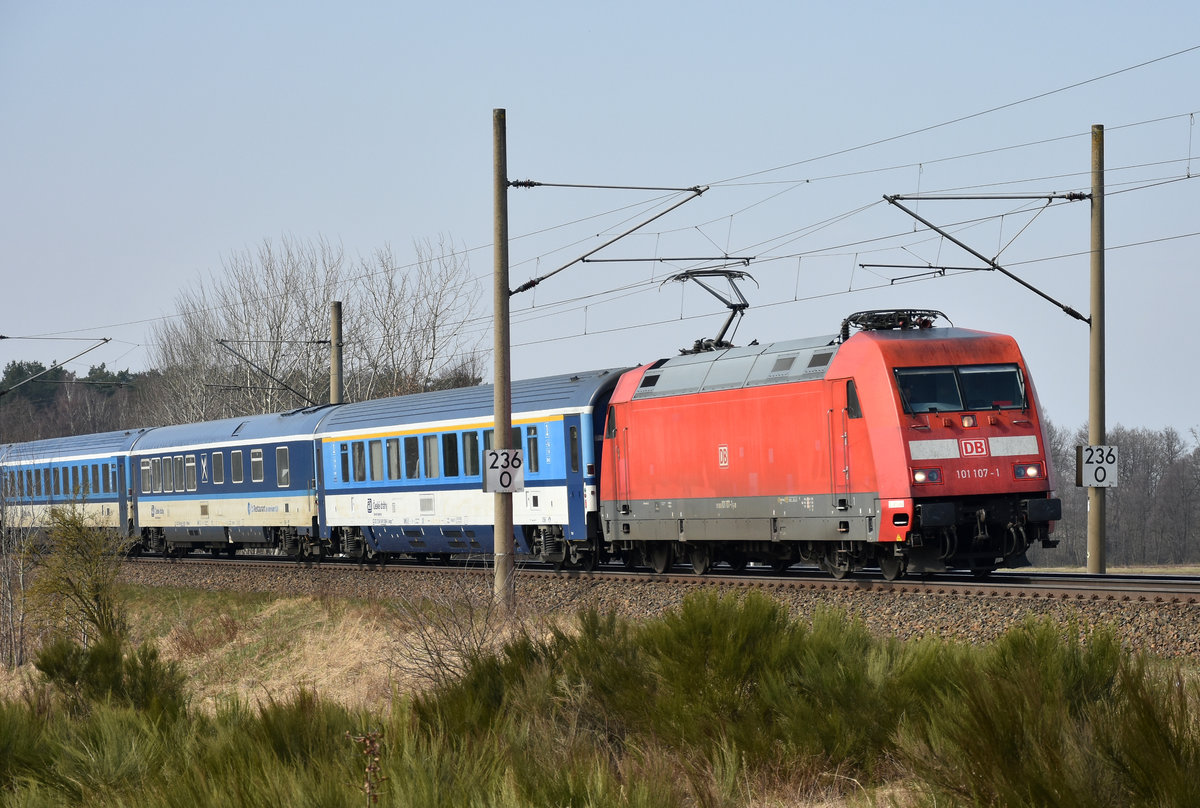 EuroCity kommend aus Hamburg, in Front die 101 107-1. 10.04.2018, 3km östlich von Büchen.