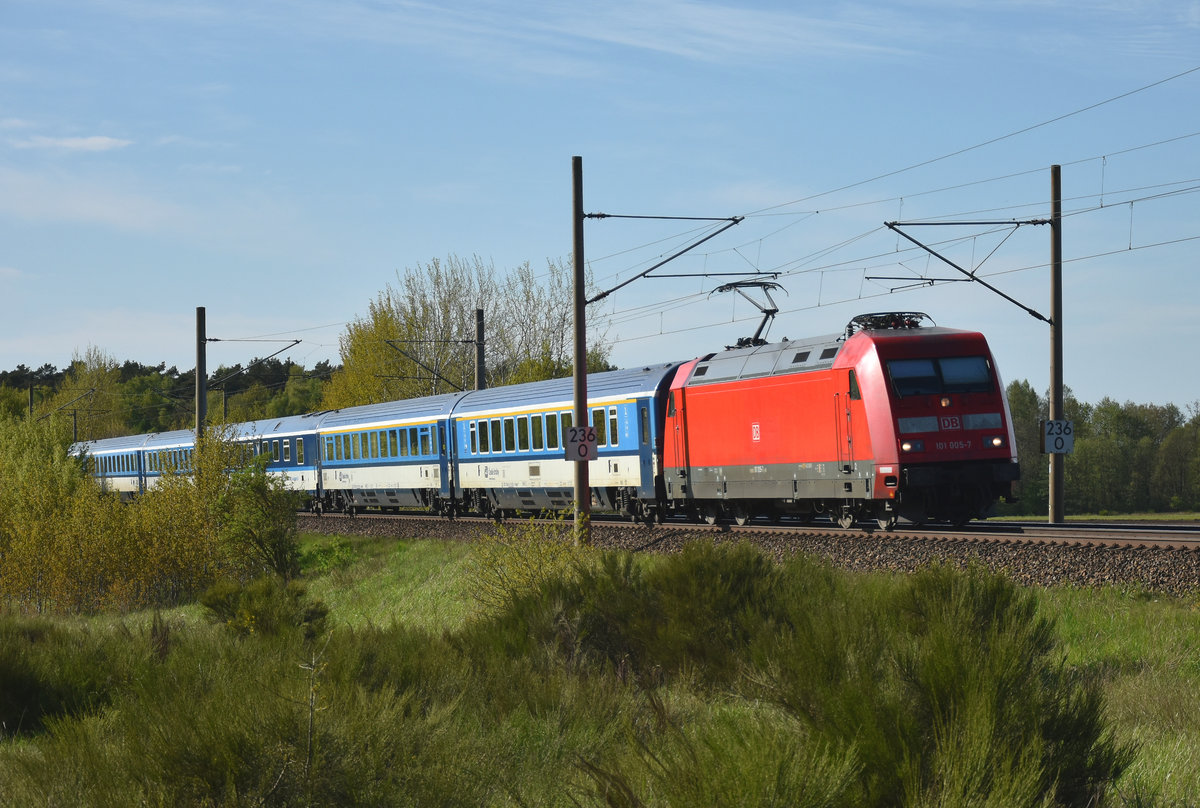 EuroCity kommend aus Richtung Hamburg, in Front die 101 005-7. 3km östlich von Büchen, 04.05.2018.