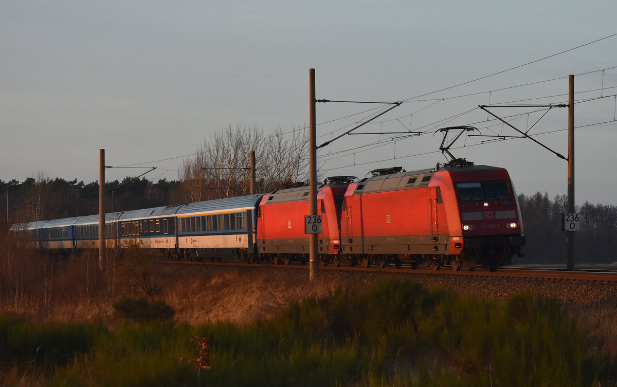 EuroCity kommend vom Büchener Bahnhof. 101 082-6 hat die 101 043-8 im Schlepptau. 18.12.2017, 3km östlich von Büchen.