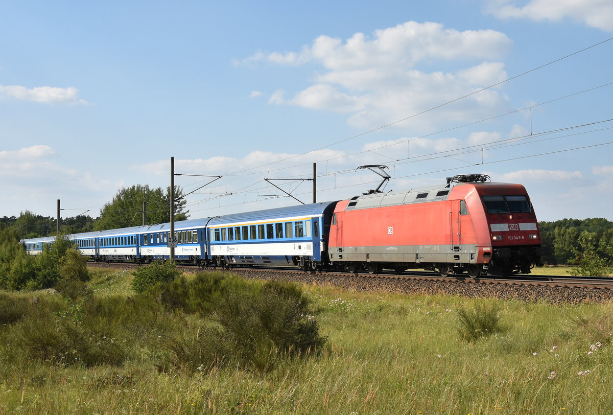 Eurocity kurz nach der Abfahrt vom Bahnhof Büchen, mit der 101 043-8 in Front. 3km östlich von Büchen, 23.07.2018