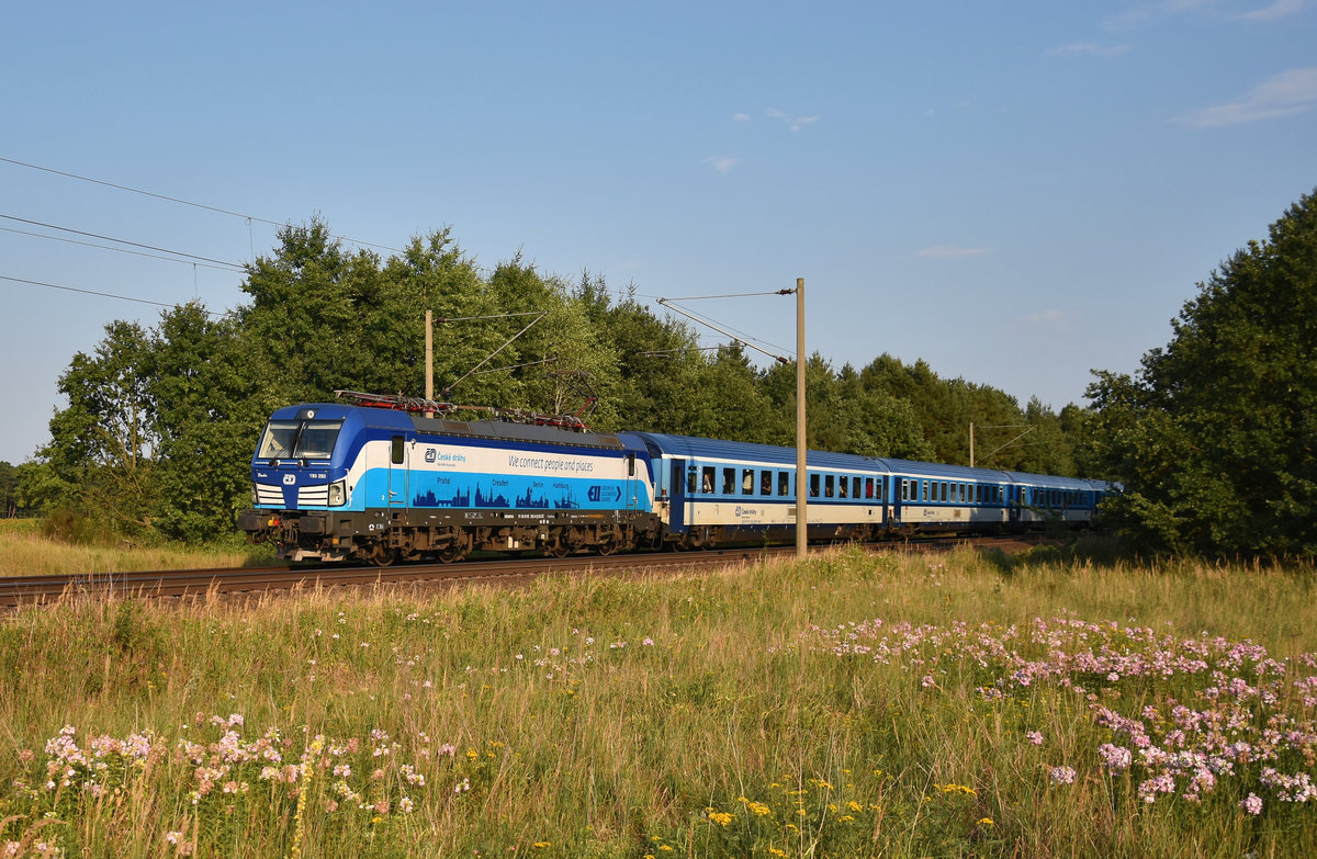 Eurocity mit der Vectron 193 292-0 in Front, kommend aus Richtung Schwerin. 3km östlich von Büchen, 26.07.2018.