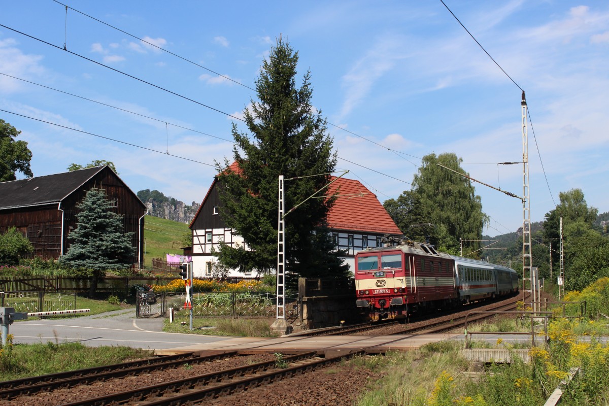 Eurocity nach Prag, kurz hinter Rathen, passiert gerade einen Bahnübergang. Aufgenommen bei sommerlichem Wetter am 21.08.2015