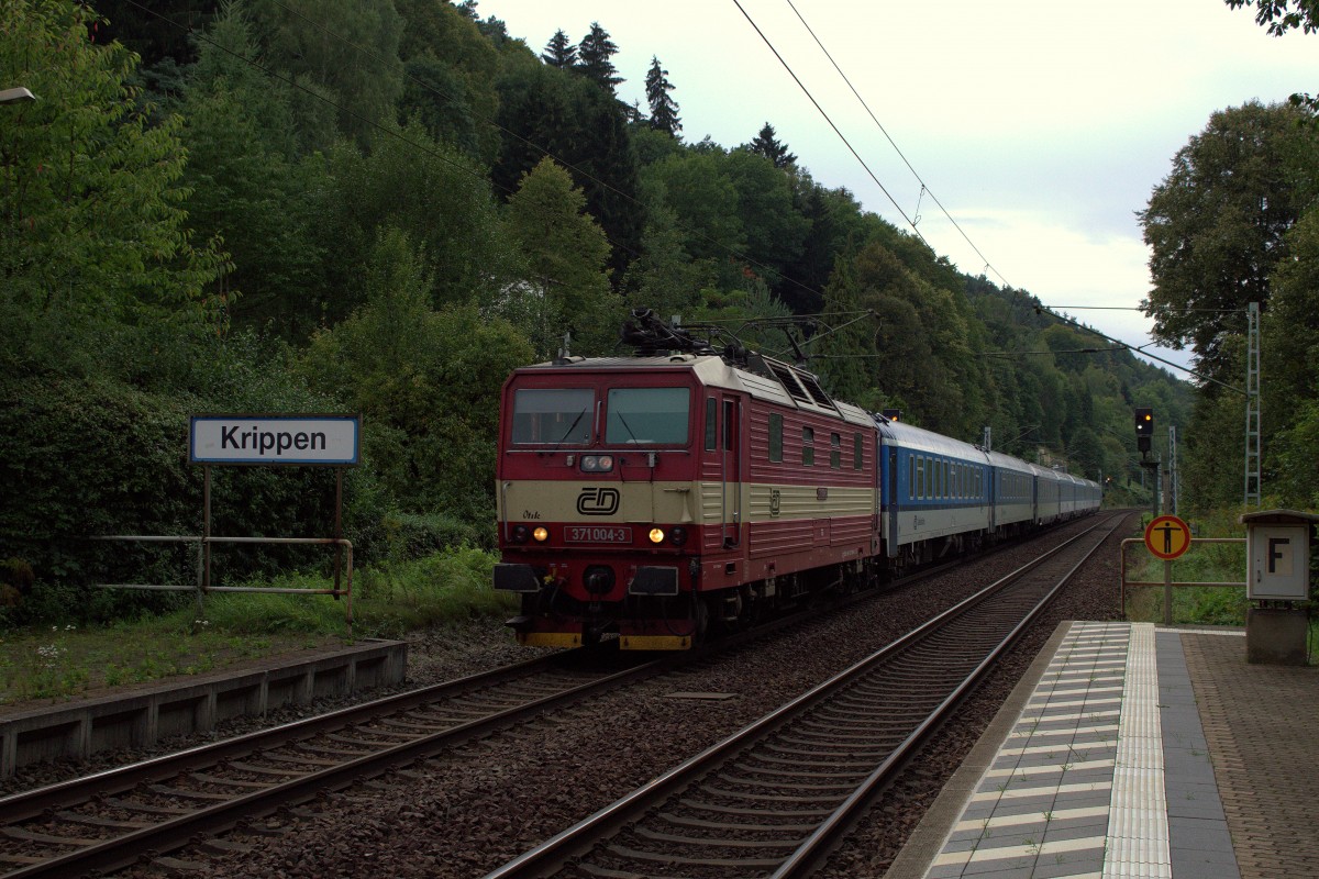 Eurocity nach Prag passiert gerade den Bahnhof Krippen. Aufgenommen am 16.09.2015