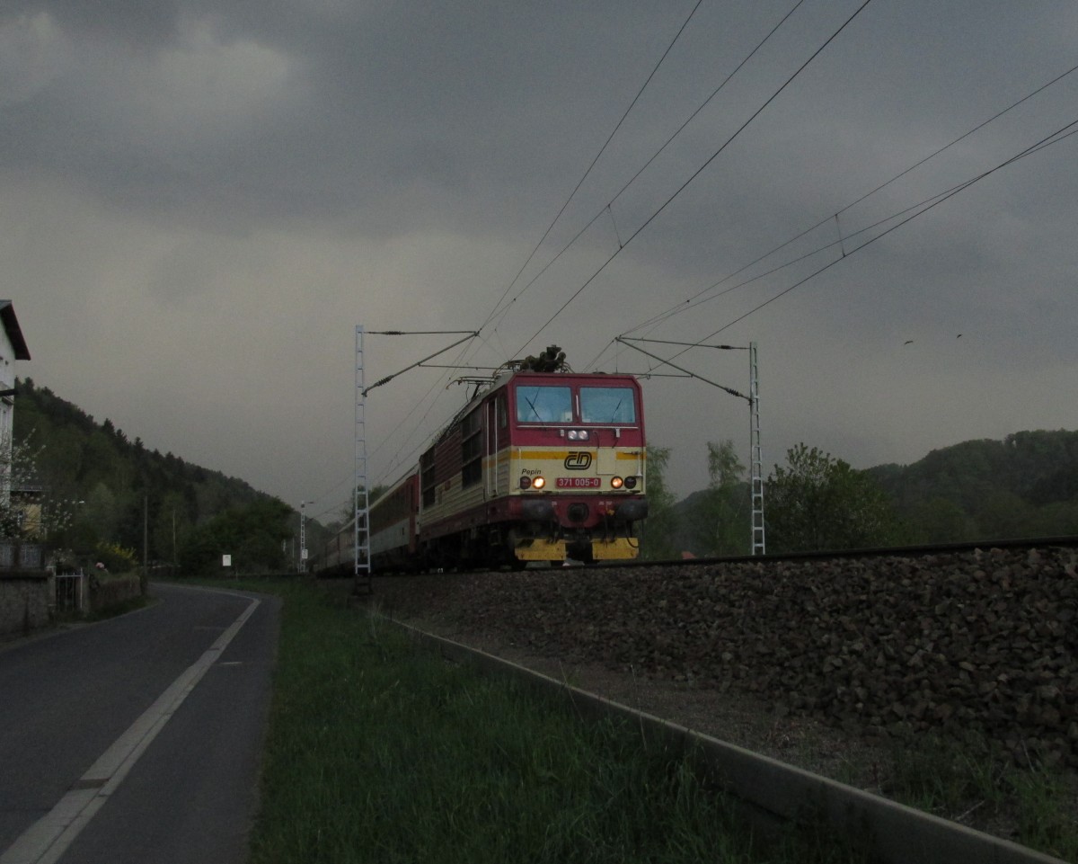 Eurocity nach Prag wenige Sekunden vor dem Gewitter am 27.04.2015 in Krippen. Zuglok die 371 005.
