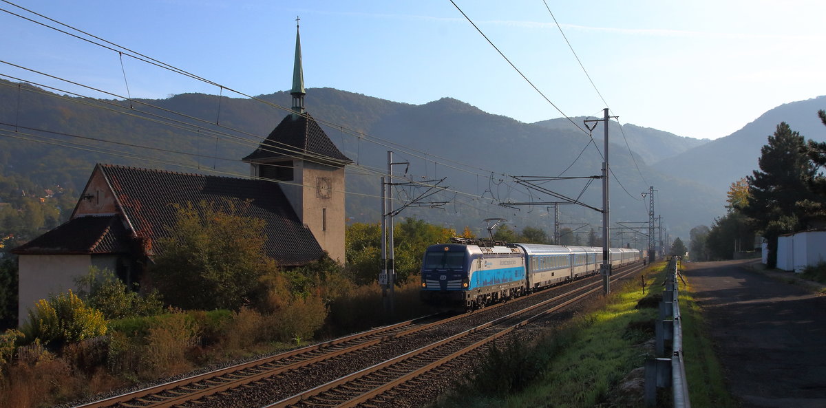Eurocity von Prag/Budapest nach Hamburg mit der 193 291 und der Kirche in Vanov. Aufgenommen am 07.10.2019