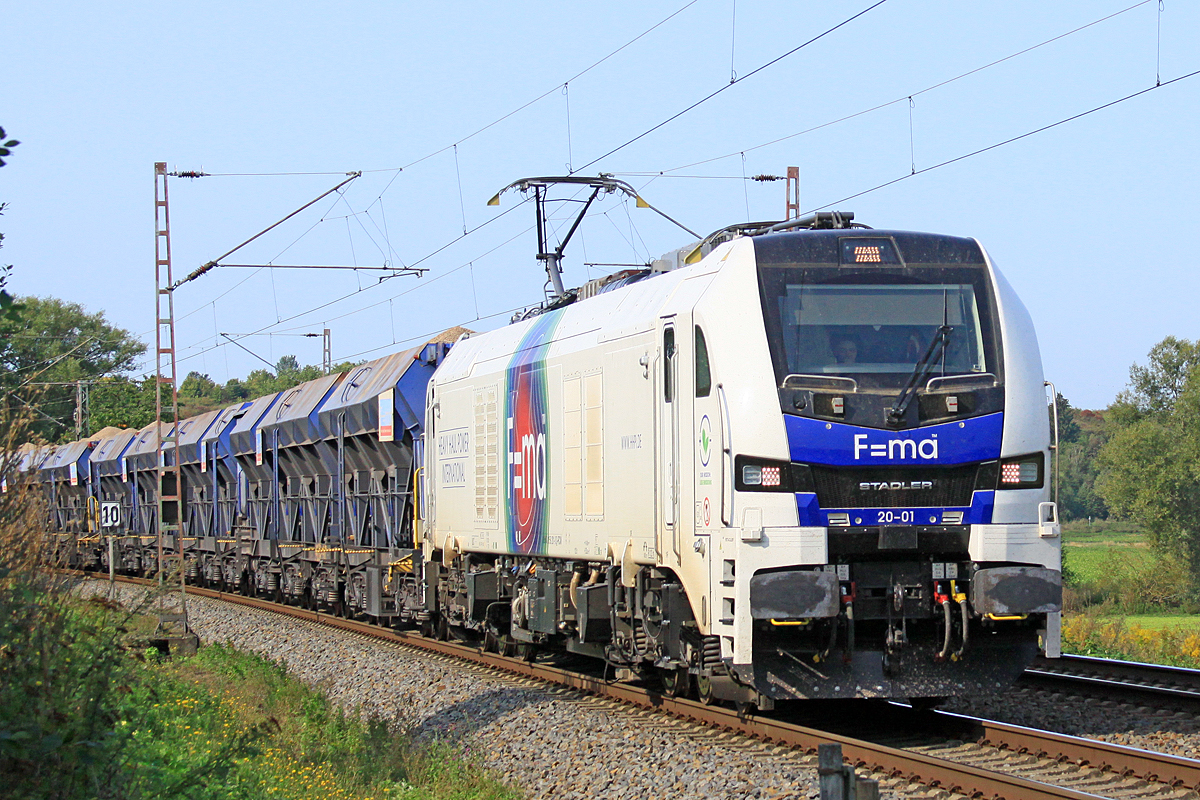 Eurodual 20-01 mit Zementzug am 12.09.2020 nördlich von Salzderhelden am BÜ 75,1 in Richtung Hannover 