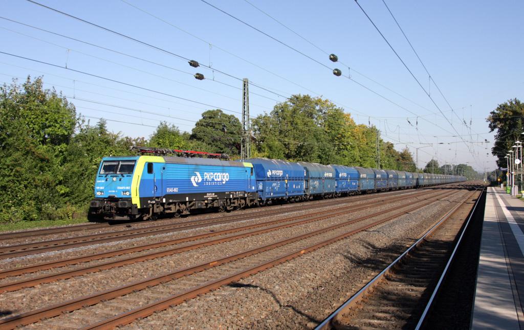 Europa auf der Schiene! - Eine polnische Lokomotive unterwegs mit Kohlen aus Polen!
189802 (EU 45802)der PKP fhrt am 1.10.2013 um 10.48 Uhr mit einem Kohle Ganz Zug
durch Hiddenhausen Schweicheln in Richtung Ruhrgebiet.