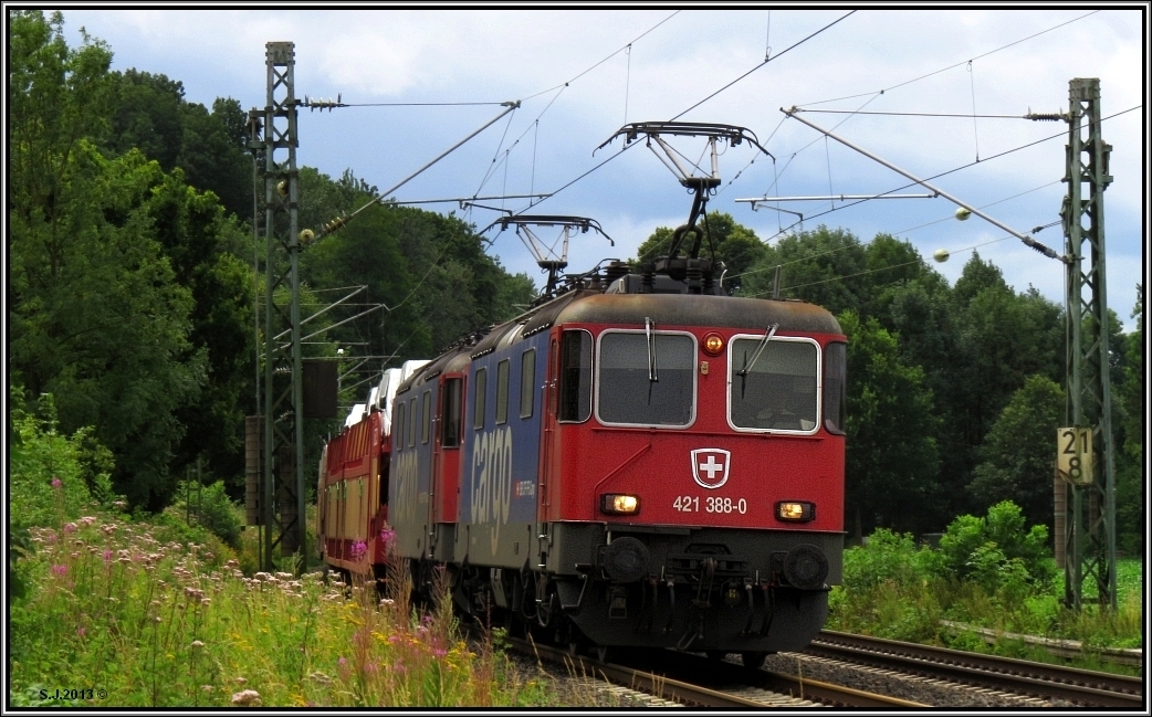 Europa wächst zusammen.Hier zwei Schweizer Damen mit einen Autotransportzug am Haken entlang der deutsch-niederländischen Grenze bei Rimburg (Übach Palenberg) auf der KBS 485 im Juni 2013.