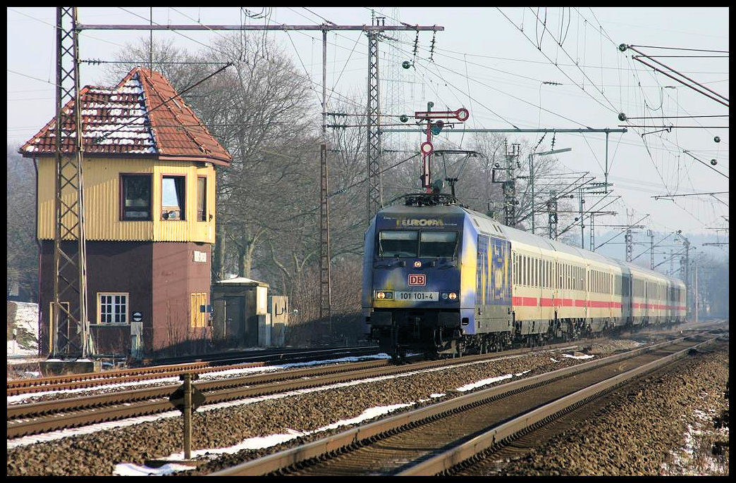 Europa Werbelok 101101-4 passiert hier auf der Fahrt von Berlin zum Grenzbahnhof Bad Bentheim am 29.01.2006 um 12.43 Uhr mit ihrem IC das alte östliche Stellwerk in Westerkappeln - Velpe.