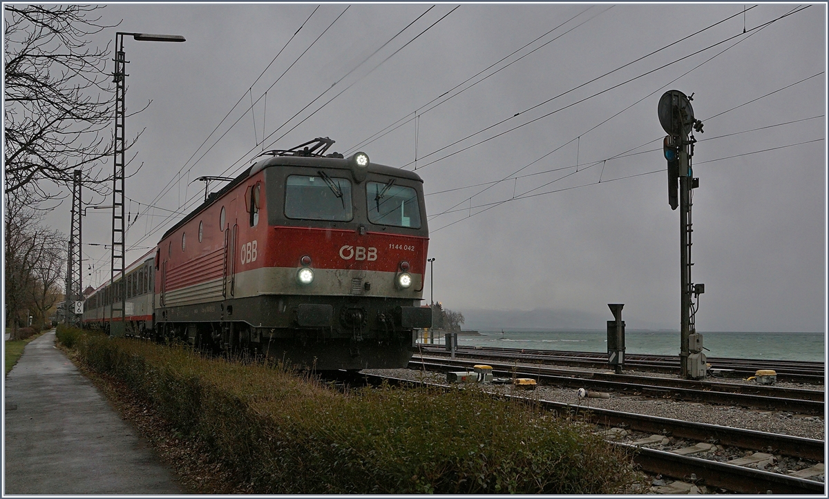 Europäische Lok-Klassiker aus den 70ern und 80ern auch heute noch im Einsatz: Die ÖBB 1144 042 verlässt mit dem IC Bodensee Lindau Richtung Innsbruck. 

14. März 2019