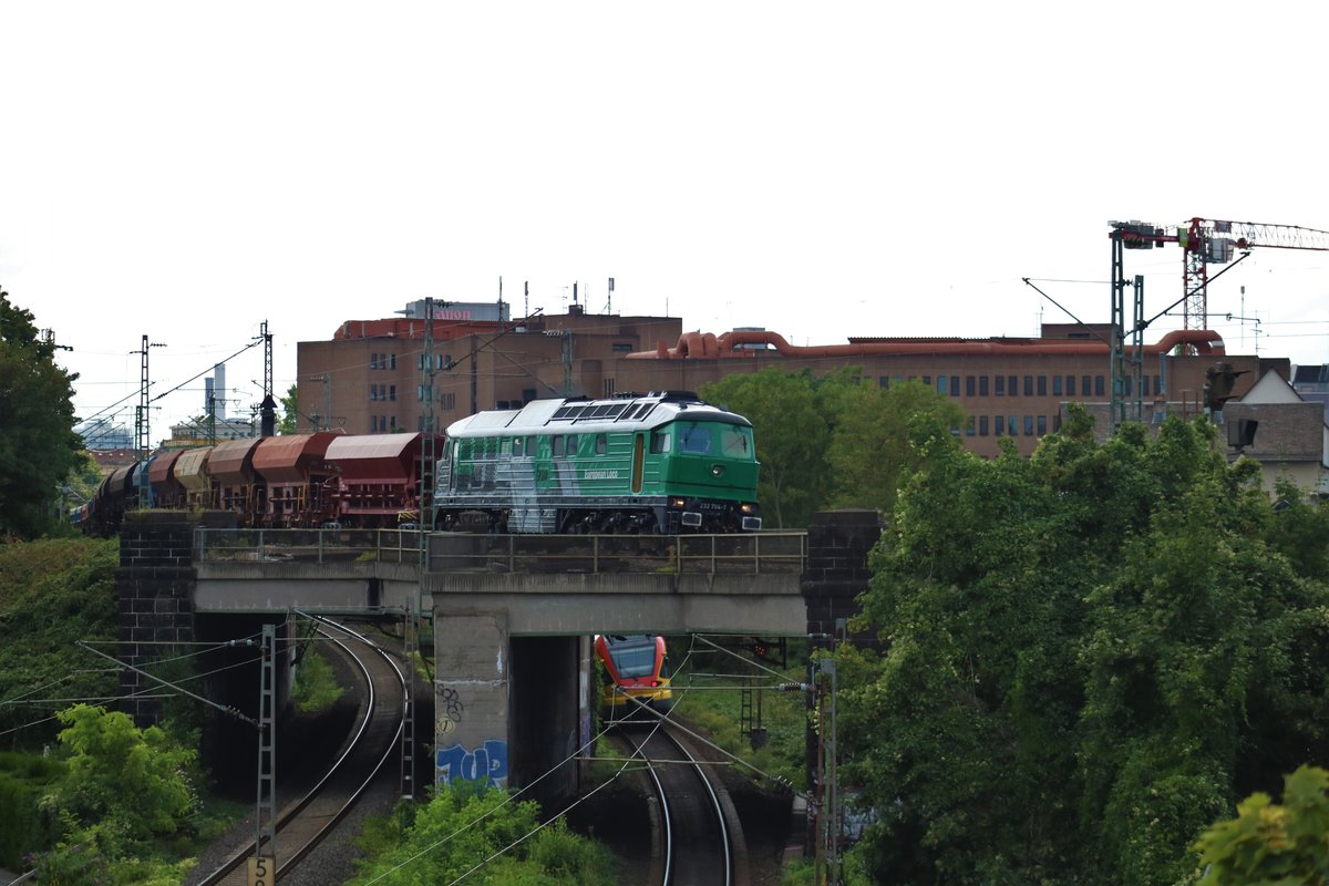 European Loco 232 704-7 in Frankfurt am Main Oberrad am 02.08.20 von einer Fußgängerbrücke aus fotografiert