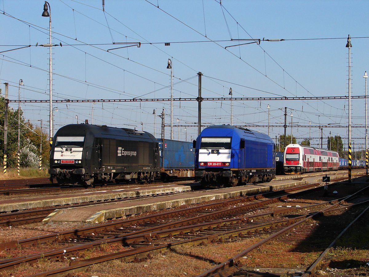 Eurorunner-Treffen in Komárno. Die 761 101 (vorher war ER20 009, EVU Express Rail) mit einem Metrans Containerzug und ER20 011 von Beacon Rail (EVU Regiojet).
Komárno, 13.10.2019.