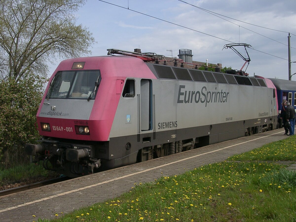 Eurosprinter 127 001 am 1.5.2002 in Stralsund Rügendamm mit einem Sonderzug der IGE Eisenbahntouristik
