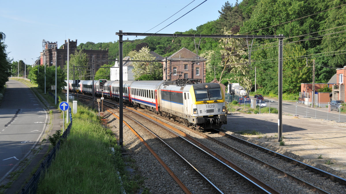 EuroSprinter 1829 der SNCB/NMBS unterwegs in Richtung Liège-Guillemins. Aufgenommen am 17/05/2018 von der Fußgängerbrücke in Hermalle s/Argenteau bei Visé.