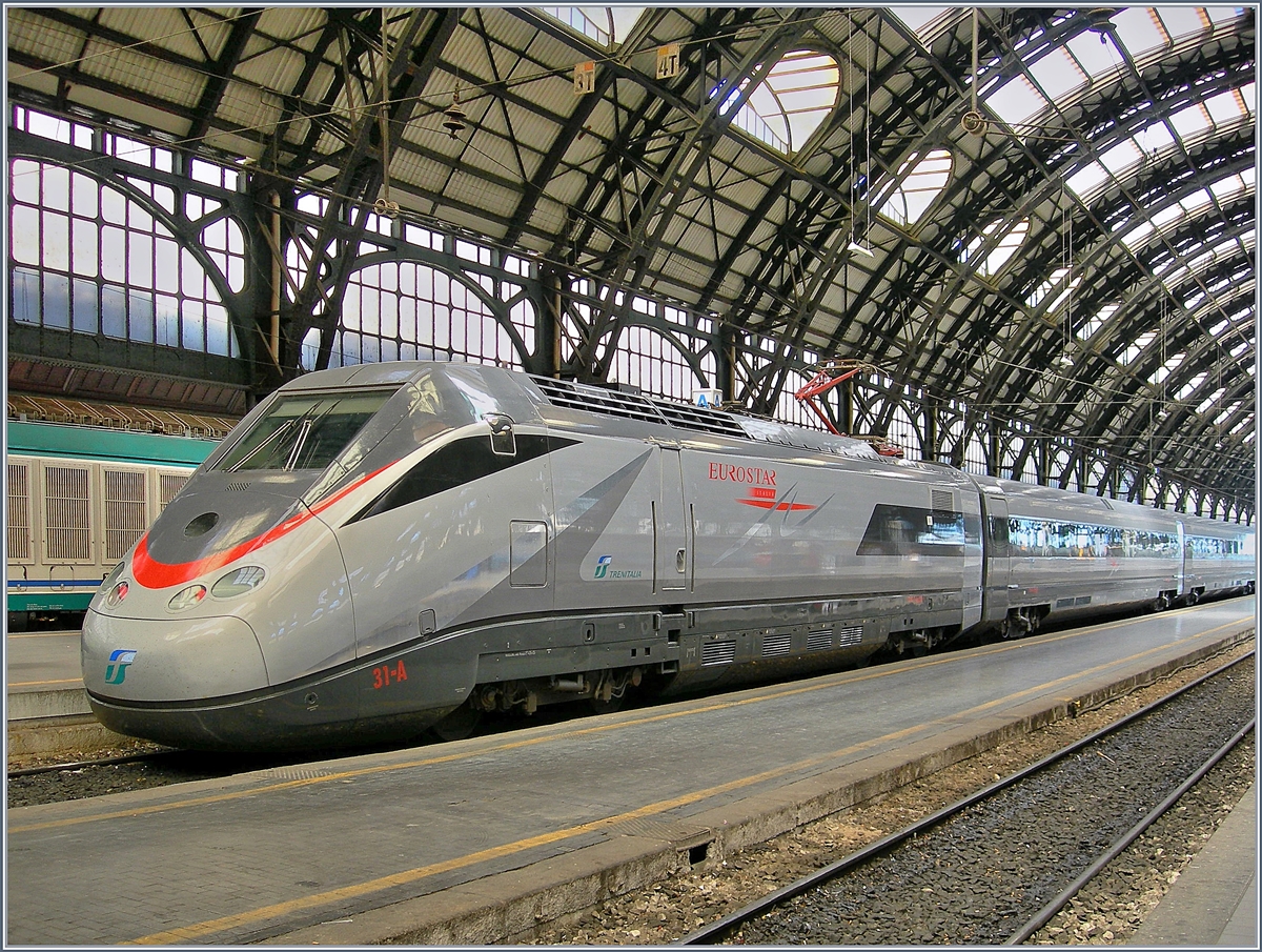 Eurostar ETR 500 in Milano Centrale am 30. August 2006.
@Herbert: Danke für den Hinweis, der halbe Mensch ist nun ganz abgeschnitten...) 