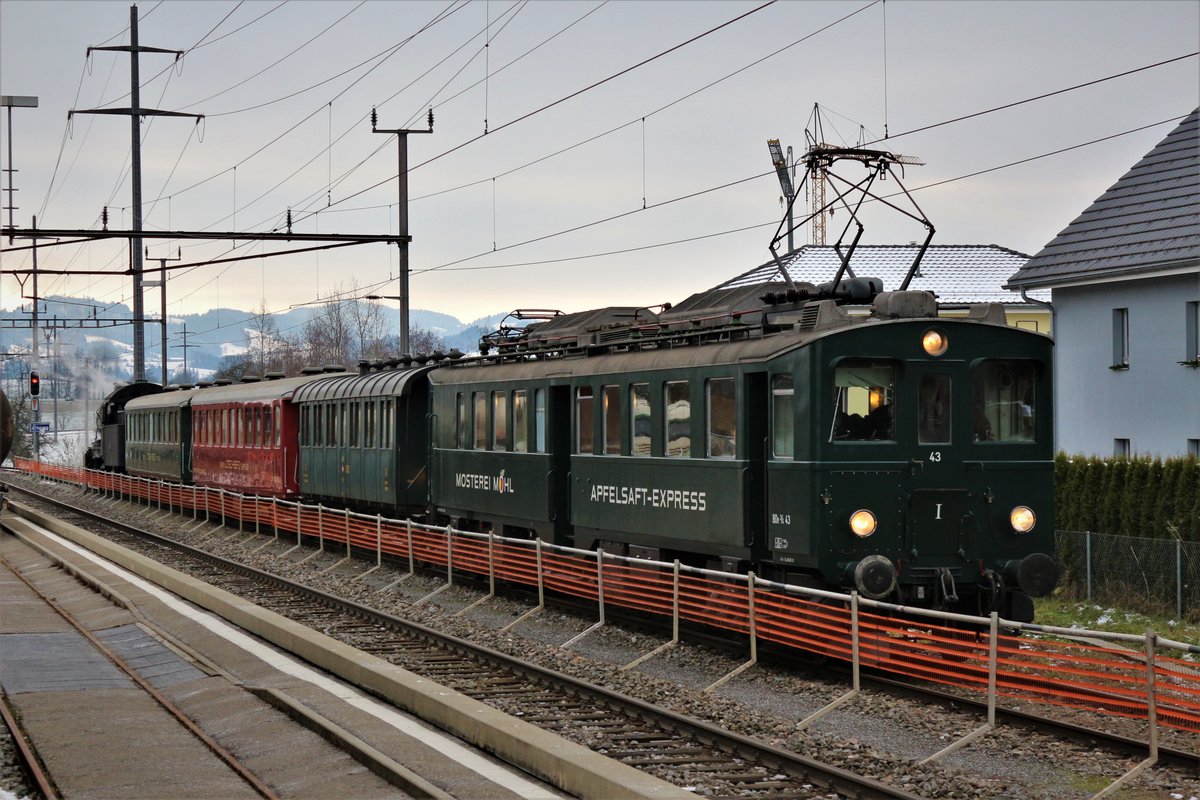Eurovapor: BDe 3/4 Nr. 43 �Apfelsaft-Express� �nl�sslich der  Chlausfahrten  im Bahnhof Arnegg. Am Zugschluss die legend�re Gottharddampflok - C 5/6 2969. Da leider kein Perron am Abstellgleis vorhanden ist, durften die Fahrg�ste aus Sicherheitsgr�nden nicht aussteigen... Sonntag, 3. Dezember 2017