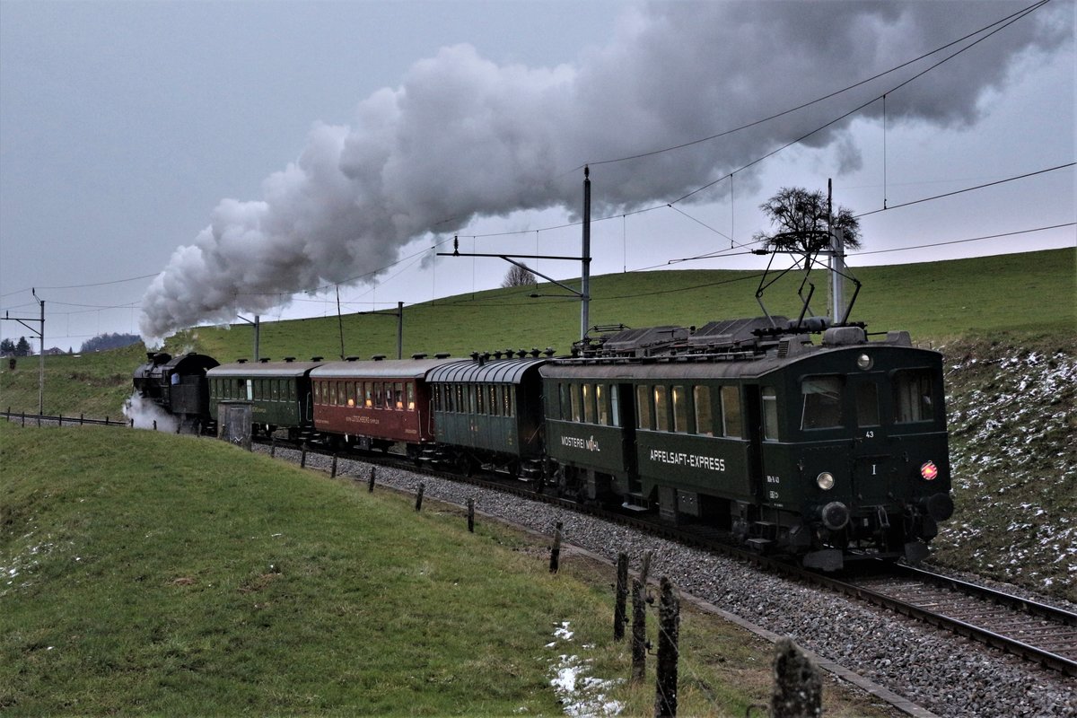 Eurovapor: BDe 3/4 Nr. 43 Apfelsaft-Express auf  Chlausfahrt  zwischen Bischofzell und Hauptwil. An der Spitze des  dampfendem  Zuges, die legendre Gottharddampflok - C 5/6 2969. Sonntag, 3. Dezember 2017