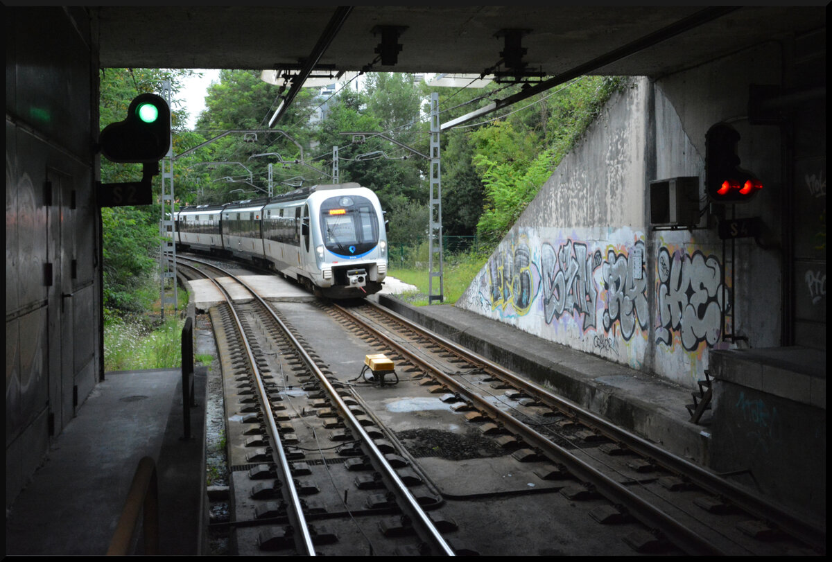 Euskotren Trena: Ein CAF-Triebzug der BR 900 kommt in die südwestliche Einfahrt des Tunnelbahnhof Lugaritz in San Sebastian (baskisch: Donostia). HINWEIS: Die Aufnahme entstand vom Bahnsteigende aus. 16.08.2023