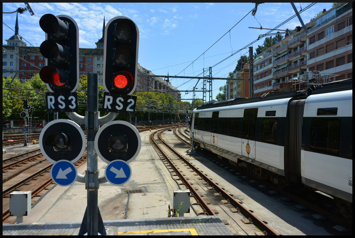 Euskotren Trena Ein CAFTriebzug der BR 900 wartet am 05.08.2023 im Bf