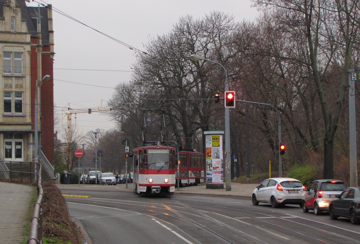 EVAG 495 + 450 als Linie 5 zum Zoopark, am 04.12.2013 bei der Abfahrt an der Haltestelle Löberwallgraben.