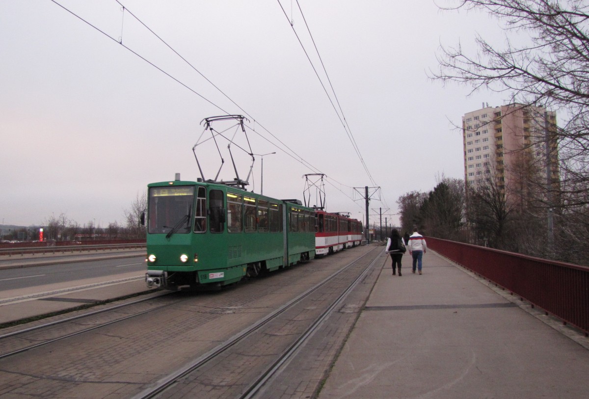 EVAG 518 + 519 + 405 als Linie 3 (Europaplatz - Urbicher Kreuz), am 11.12.2013 an der Haltestelle Strae der Nationen.