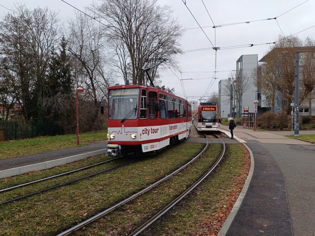 EVAG 522 auf der Fahrt zur Sonderhaltestelle am Domplatz, am 15.12.2023 an der Haltestelle Stadion Ost in Erfurt.