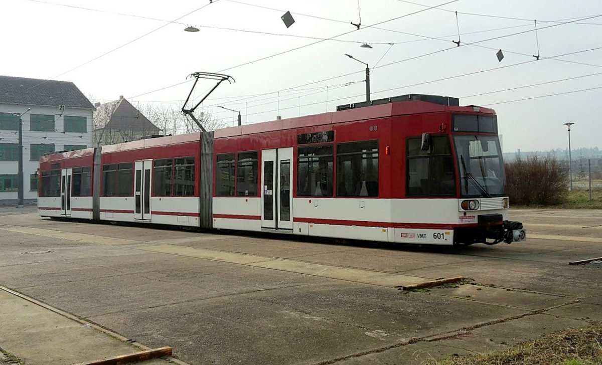 EVAG 601 pausiert am 20.02.2018 im EVAG-Betriebshof in der Nordhäuser Straße. Durch den Zaun fotografiert.
