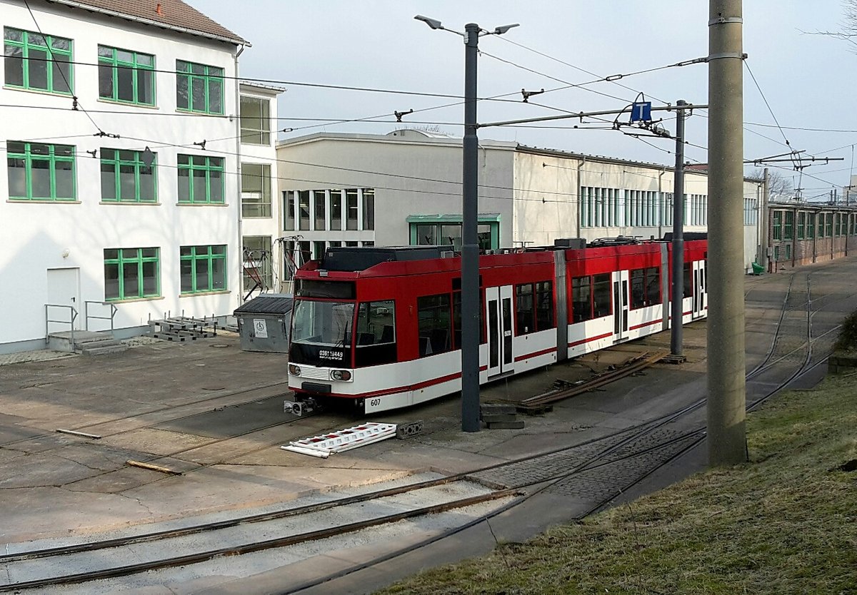 EVAG 607 pausiert am 20.02.2018 im EVAG-Betriebshof in der Nordhäuser Straße. Durch den Zaun fotografiert.