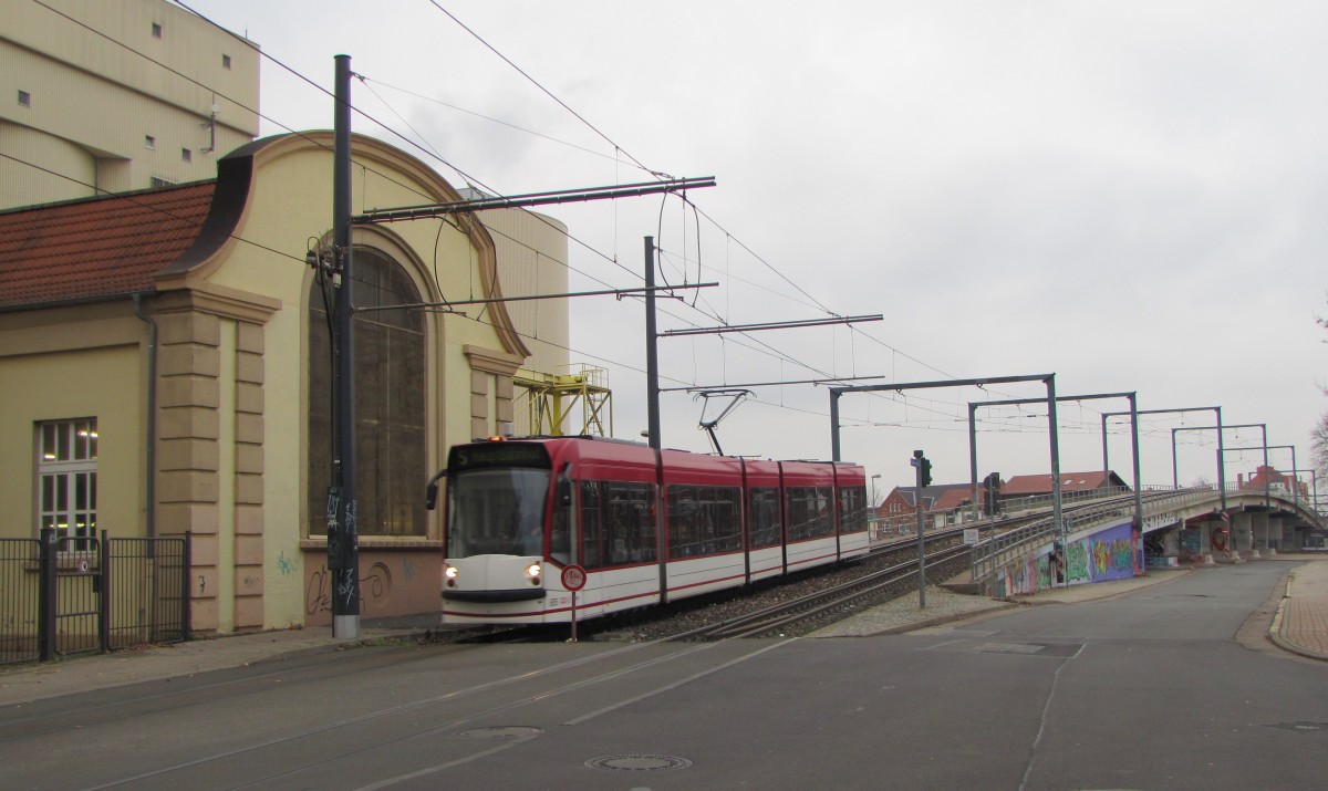 EVAG 655 als Linie 5 (Zoopark - Löberwallgraben) am 04.12.2013 an der Überführung über den Bahnhof Erfurt Nord.